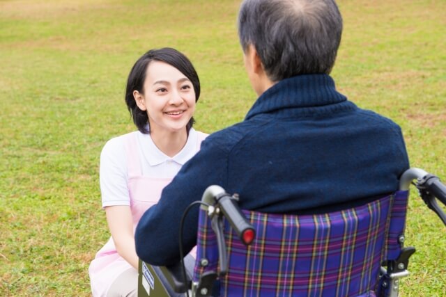 介護士と車椅子の丹精